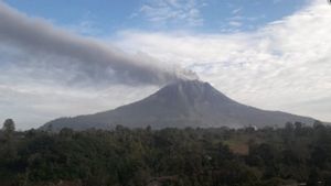 Guguran Abu Gunung Sinabung Teramati dengan Jarak Luncur 1 Km