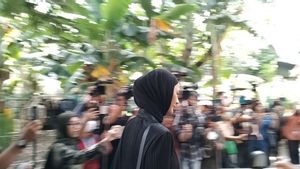 Paula Verhoeven Hadir di Rumah Duka Ayah Baim Wong