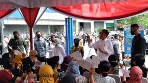 Kunjungi Pasar Gede Solo, Jokowi Bagi-bagi Bantuan ke Pedagang Hingga Tukang Becak