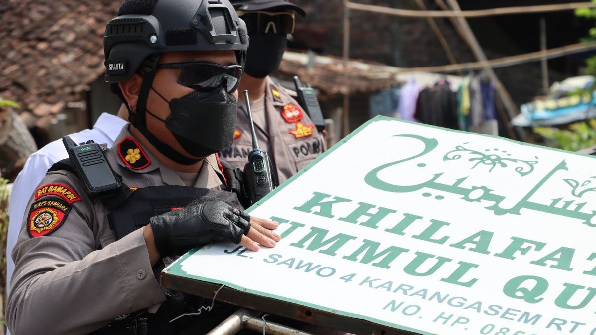 Polisi Kembali Bongkar Papan Khilafatul Muslimin yang Bikin Resah Warga di Jawa Tengah