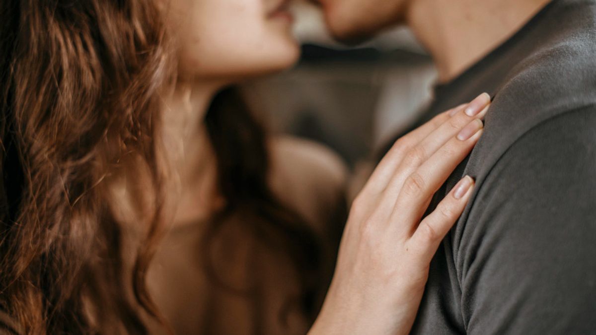 5 Teknik Berciuman Bibir yang Membuat Pasangan Anda Makin Bergairah