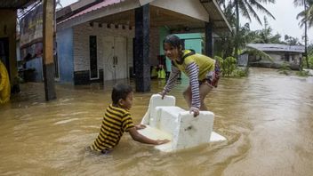 潮汐を伴う大雨、洪水がバタム島を襲い、市政府が重機を降ろす