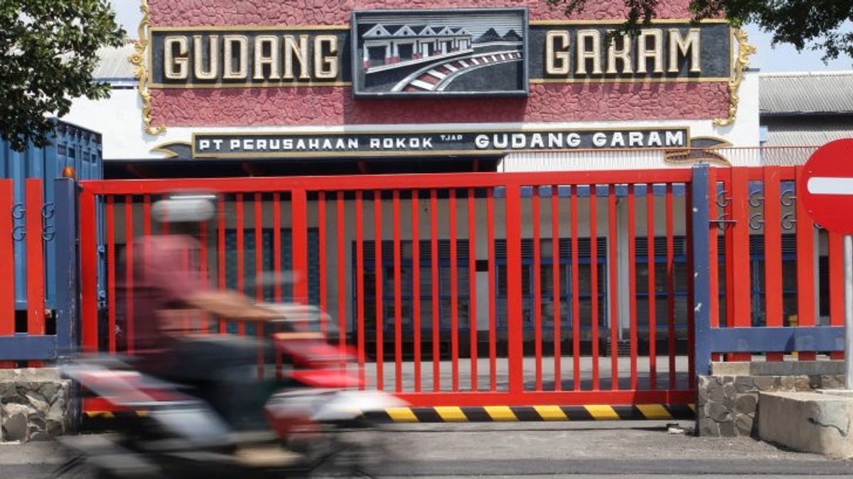 شركة Gudang Garam لإنتاج السجائر المملوكة من قبل مجموعة Susilo Wonowidjojo توزع أرباحا بقيمة 4.3 تريليون روبية إندونيسية ، وتم تعيين إندرا جوناوان Wonowidjojo نائبا للمدير