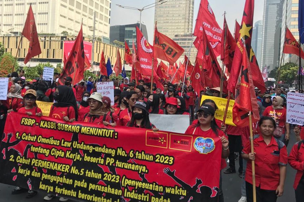 Medan Merdeka Barat Street - MH Thamrin Street Closed Due to Labor Demonstration, This is Transjakarta Route Diversion