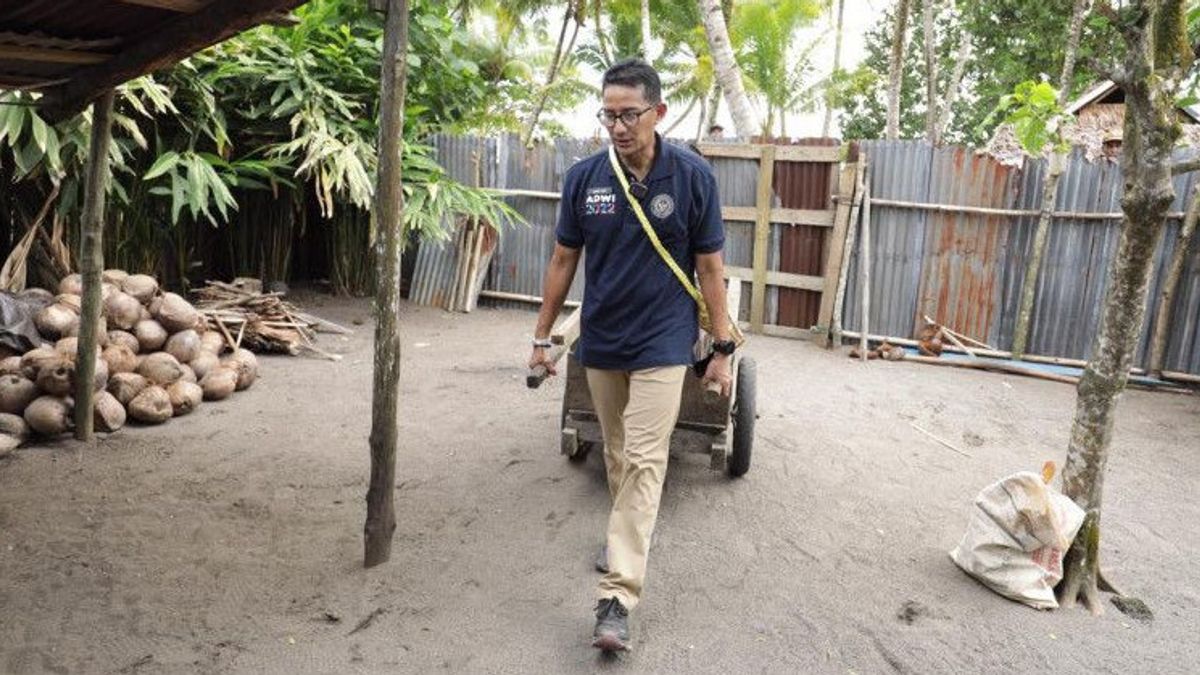 Sandiaga Tarik Gerobak ke Rumah Perajin UMKM, Bawa Hadiah untuk Tembus Hutan di Maluku Utara