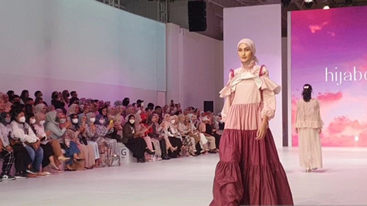 Gen Z Prefers <i>Clean</i> Muslim Fashion Look With Bright Colors In 2023