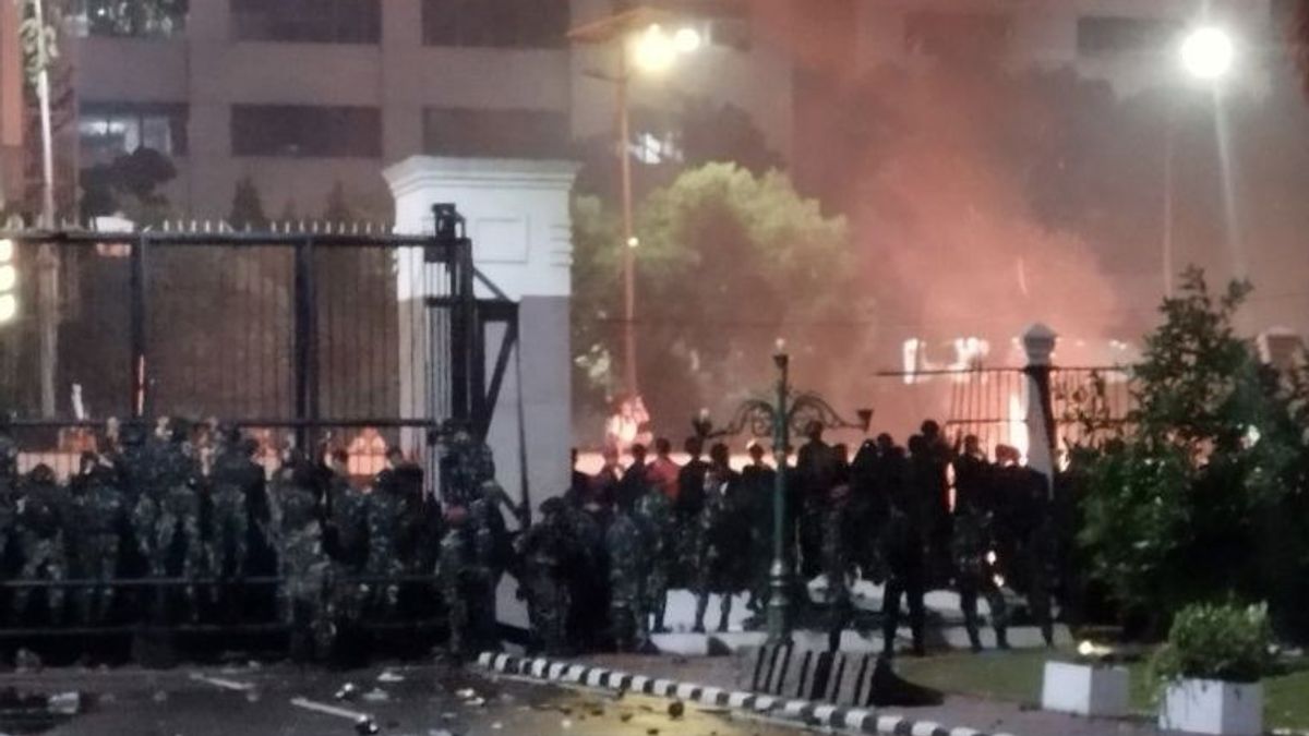 Jebol Pagar DPR, Massa Masih Bertahan Usai Sempat Merangsek ke Kompleks Parlemen