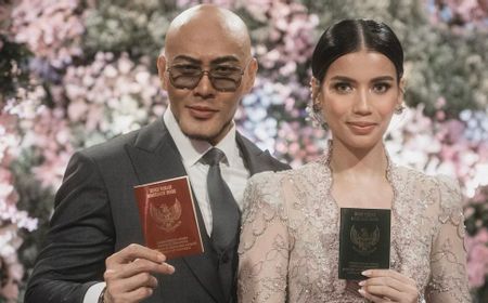 Sekarang Sudah Sah, Intip 6 Potret Deddy Corbuzier Mesra Bersama Sabrina Chairunnisa