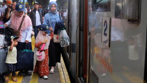 Pasar Senen Station Crowded With Thousands Of Lebaran Homecomers