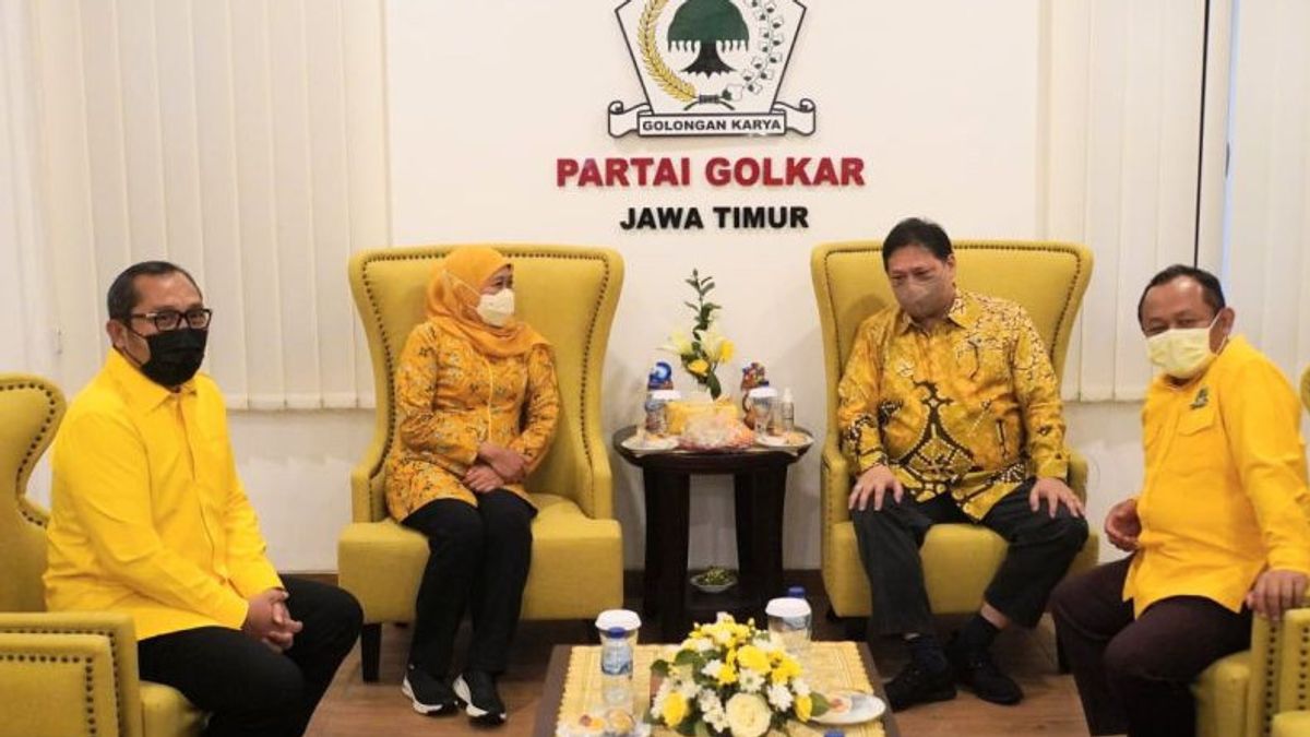 In The Evening, Airlangga Hartarto Holds A Closed Night Meeting With The Governor Of East Java, Khofifah, Who Is Wearing A Yellow Shirt