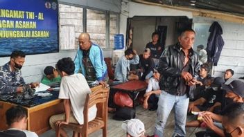 La Marine Indonésienne N’envoie Pas 52 Travailleurs Migrants Illégaux En Malaisie à Tanjungbalai, Dans Le Nord De Sumatra