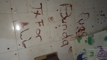 Une maison où les corps de 4 enfants ont été retrouvés dans une maison à Jagakarsa, il y a un message sur le sol