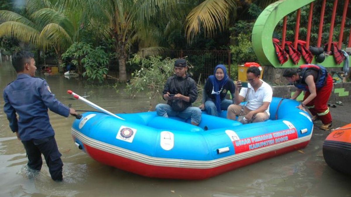 Gorong-gorong Tersumbat Material Pembangunan Hotel, 3 Perumahan di Cibinong Direndam Banjir