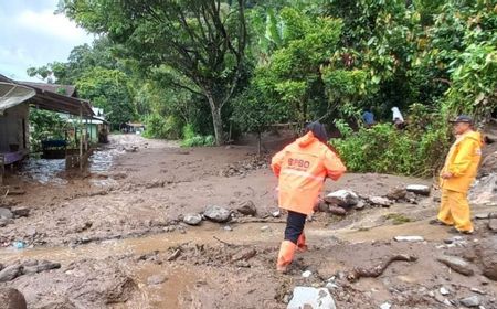 Bersihkan Material Longsor, Pemkab Agam Gunakan 4 Alat Berat