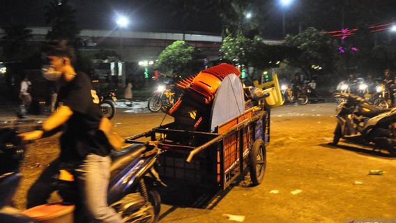 Satpol PP Orders Merchants At Fort Kuto Besak Palembang