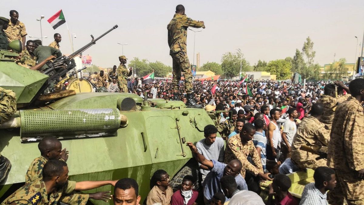دويتو جنرال يقود المجلس الانتقالي السوداني، الغرب: هذا يعقد استعادة الديمقراطية