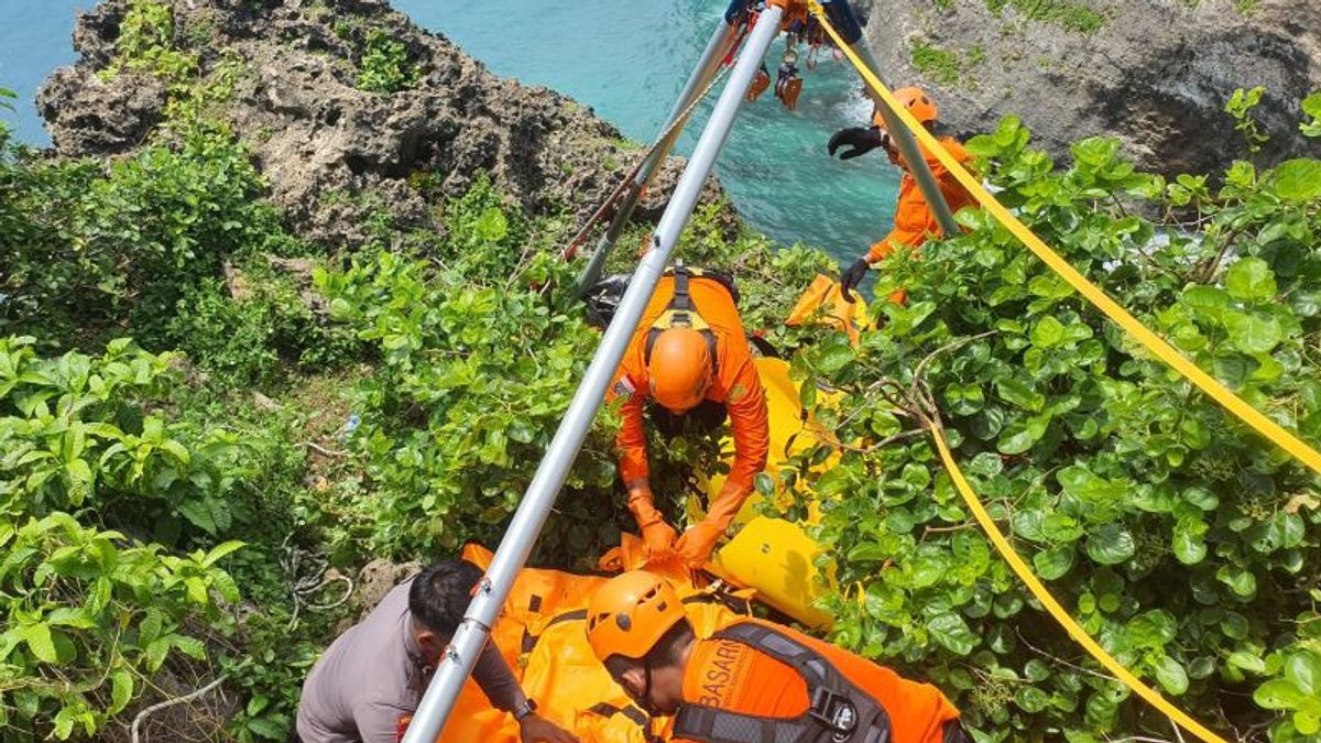 The SAR Team For The Evacuation Of Bodies Suspected Of Being A Bikini Foreigner With Cross Tattoos At The Uluwatu Cliff, Bali