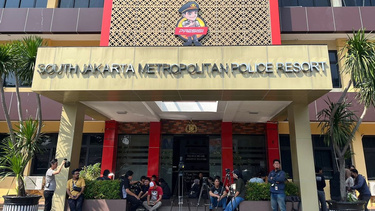 BCL's Husband Avoids Media When He Comes To The South Jakarta Police For Examination