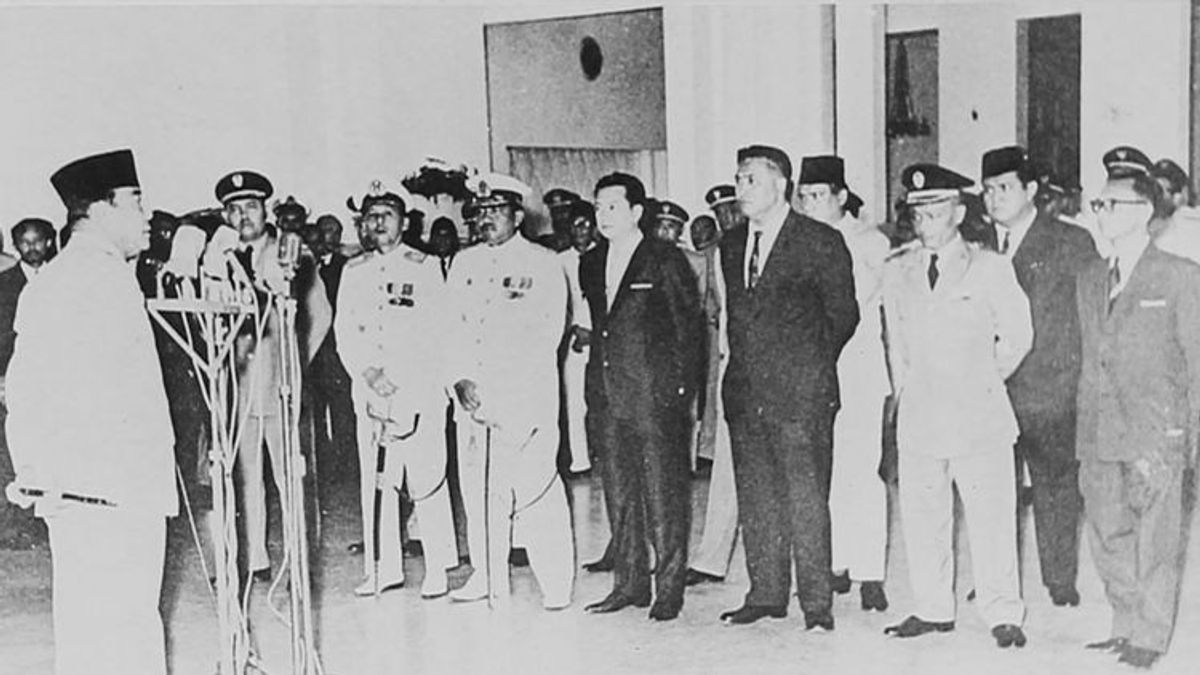 18 مارس 1966 ، اعتقل سوهارتو 15 وزيرا مخلصا لبونغ كارنو