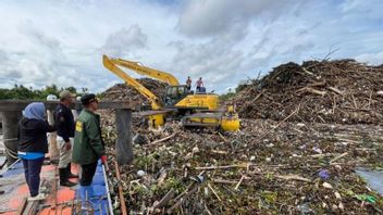 الفيضانات في بانجراميسين تتراجع، وتتراكم القمامة بما في ذلك الخشب على حواف الطرق