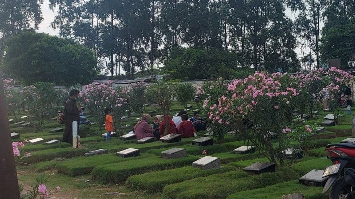 Citizens Forced To Enter Public Cemetery Tanah Kusir For Pilgrimage