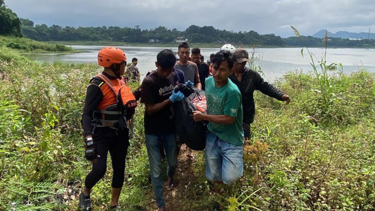 Hanyut dans la rivière Citarum Bandung retrouvé mort, évacué à Cihampelas