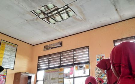 Siswa SDN Karangharja 2 Tangerang Tetap Belajar Meski Plafon Ruang Kelas Jebol Diterjang Angin Kencang