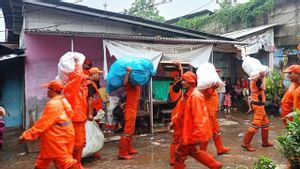 Petugas Evakuasi Ratusan Warga TPU Kebon Nanas ke Rusunawa