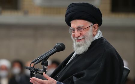 Ayatollah Ali Khamenei Bakal Pimpin Doa Pemakaman Hari Rabu, Presiden Raisi Dimakamkan di Kampung Halaman