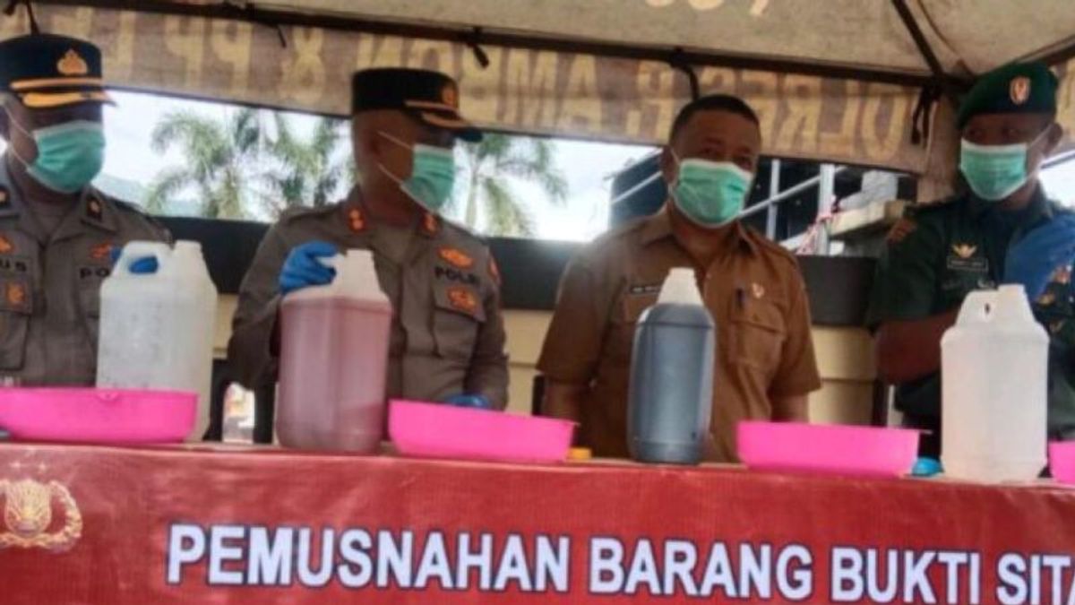 安汶警方销毁了3,800升传统酒类辣椒,如果食用过量,危险的原因