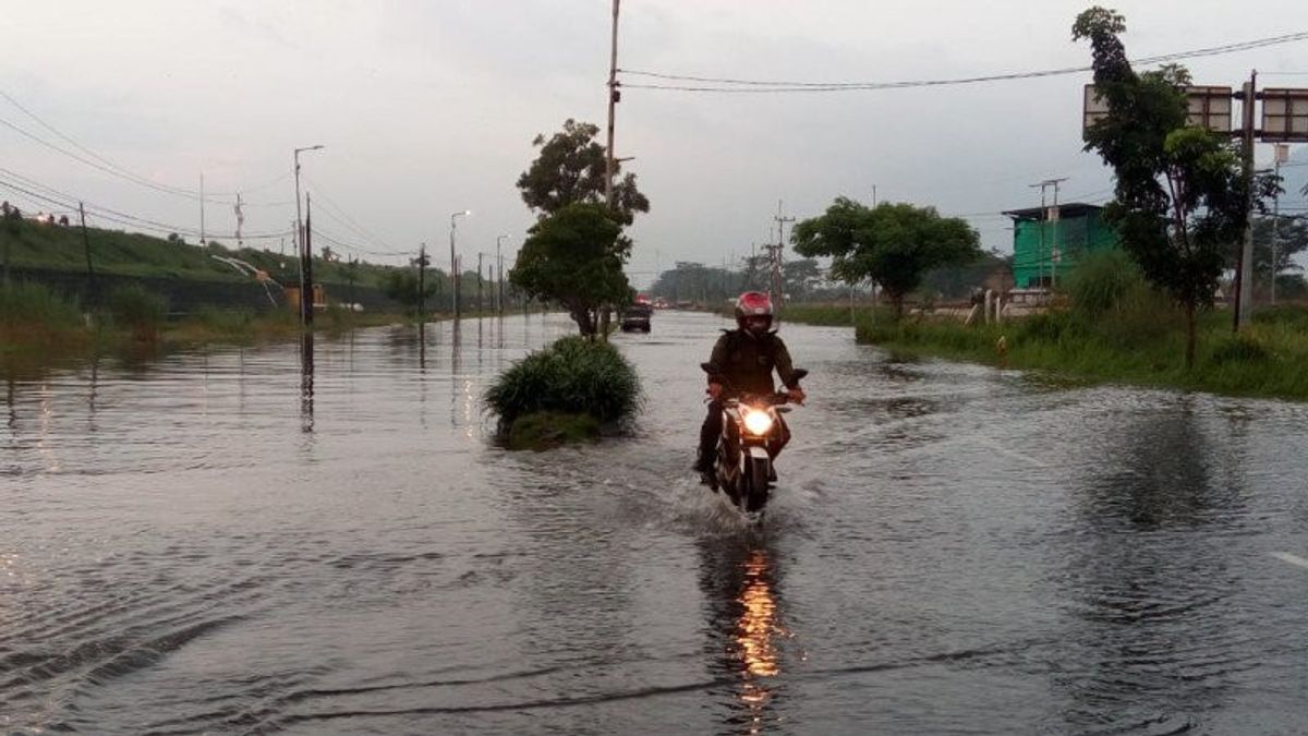عدد من المناطق في سيدارجو غمرتها المياه، تدفق الطريق السريع بورونغ تحويلها 