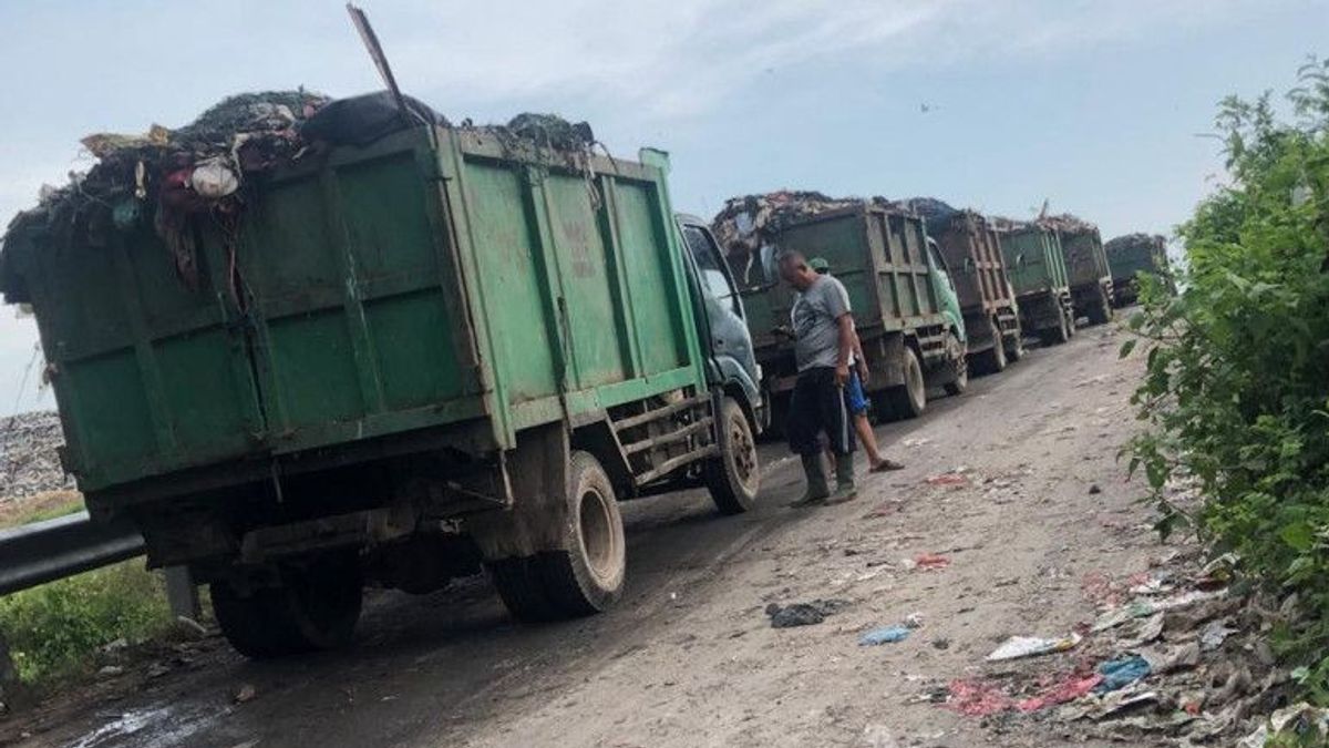 Truk Sampah Antre di TPA Suwung Denpasar, Keterbatasan Alat Jadi Penyebabnya