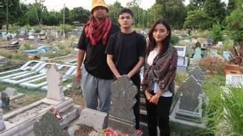 Pilgrimage To Vina's Grave Marks The Start Of Filming Vina: Before Seven Days In Cirebon