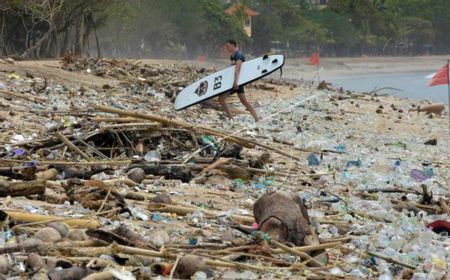 Saat 'Mermaid' Muncul di Pantai Kuta Bali, Berpose di Tengah Hamparan Sampah