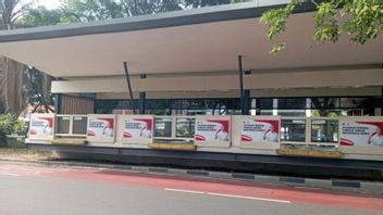 ملصق الحاكم Pj في محطة حافلات ترانسجاكرتا يعتبر المدخرات السياسية هيرو بودي