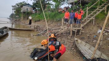 3 أيام من النضال ، عثر فريق Jambi SAR أخيرا على جثة Abk Wilson الذي غرق في نهر Batang Hari