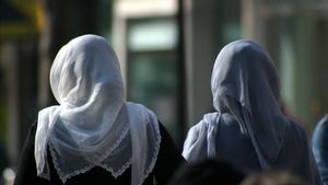 Akui Salah Wajibkan Siswi Nonmuslim Berjilbab, Kepala Sekolah SMKN 2 Padang Minta Maaf