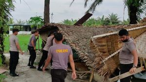 Polresta Deliserdang Bantu Warga yang Terkena Angin Puting Beliung