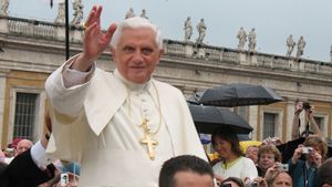 Paus Benediktus VXI Diserang Wanita Berjubah Merah di Malam Natal dalam Sejarah Hari Ini, 24 Desember 2009