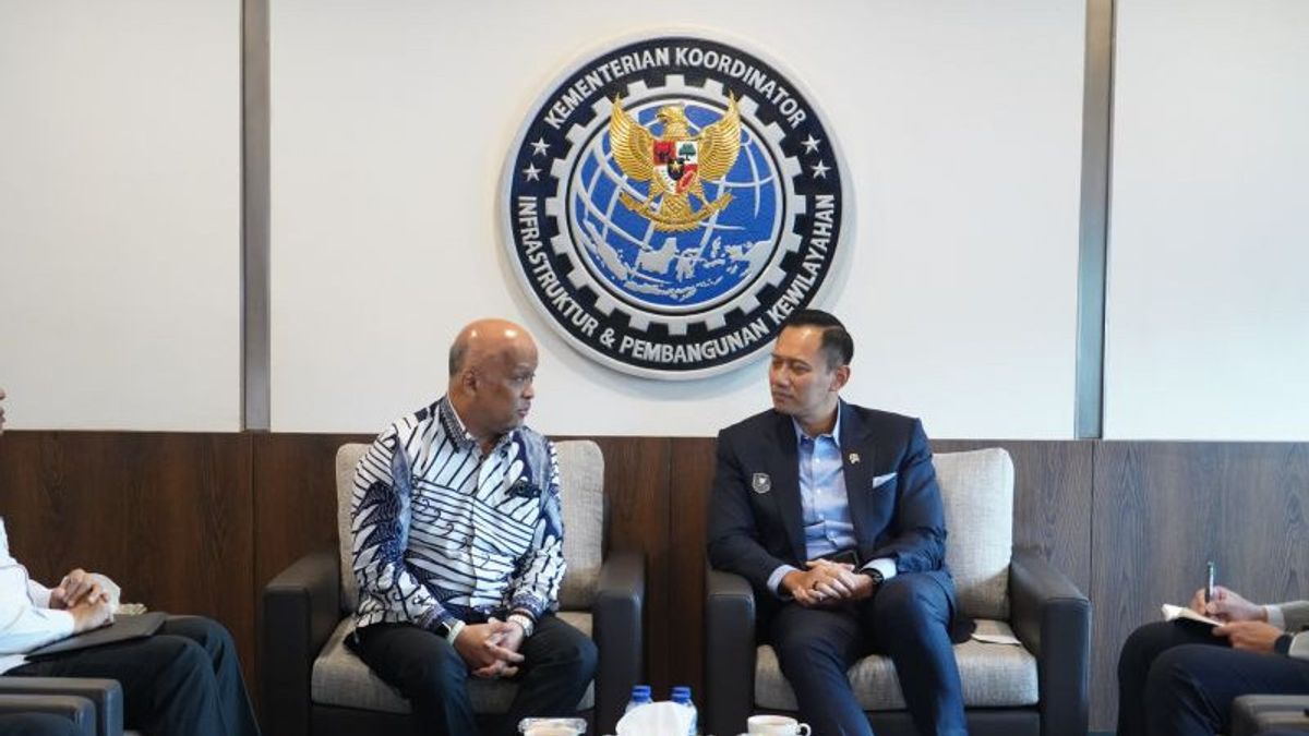 Ilham Habibie, le ministre de la coordination AHY, a visité la gestion des catastrophes de Sumatra.