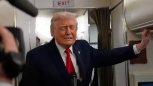 Momen Kocak Trump Ditabrak Pintu Toilet di Air Force One, Videonya Viral
