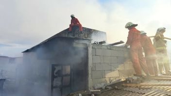Les Pompiers Sont Contraints Par Un Accès Routier étroit Alors Qu’ils Se Dirigent Vers Le Site De L’incendie à Kebon Jeruk 