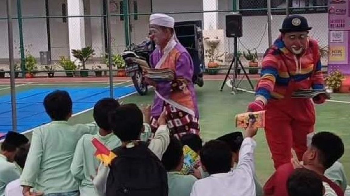 Ustaz Yahya Edward apprend aux enfants à lire avec des vêtements de clowns