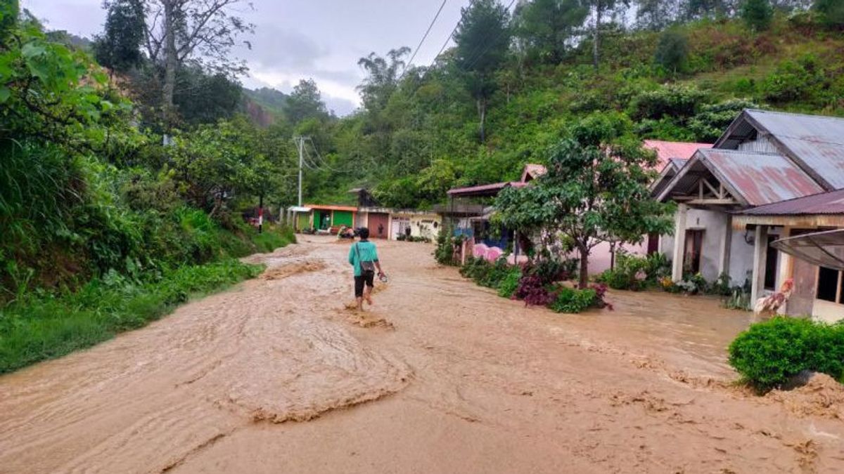  洪水 兰达 索洛克冷水纳加里居民定居点：农田被洪水淹没，交通受阻