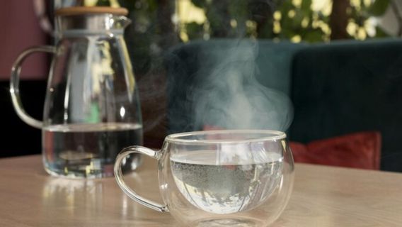 Tren Minum Air Panas di Pagi Hari Viral di TikTok, Benarkah Bermanfaat?