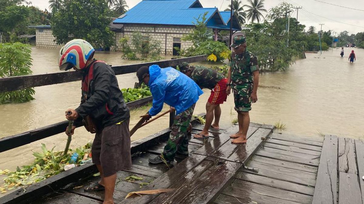 Les Victimes Des Inondations Dans Le District De Nimboran Reçoivent Une Assistance Koramil 1701-11 / Jayapura