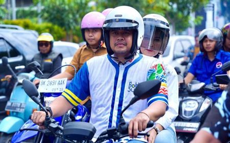 Bonceng Kahiyang, Bobby Nasution Naik Motor Listrik Daftar Pilgub Sumut