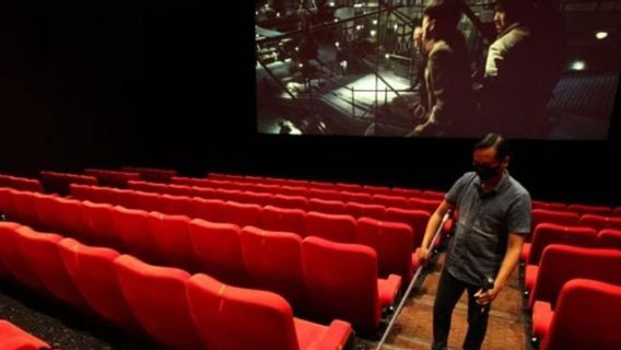 6 Tips Orang Tua Mengajak Anak Menonton Film Bioskop dengan Aman