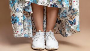 8 Jenis Sneakers yang Cocok Dipadukan dengan Dress, Modis dan Nyaman Sepanjang Hari