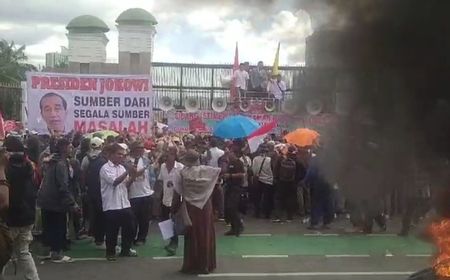 Massa Bakar Ban, Situasi Demo di Depan Gedung DPR RI Masih Kondusif